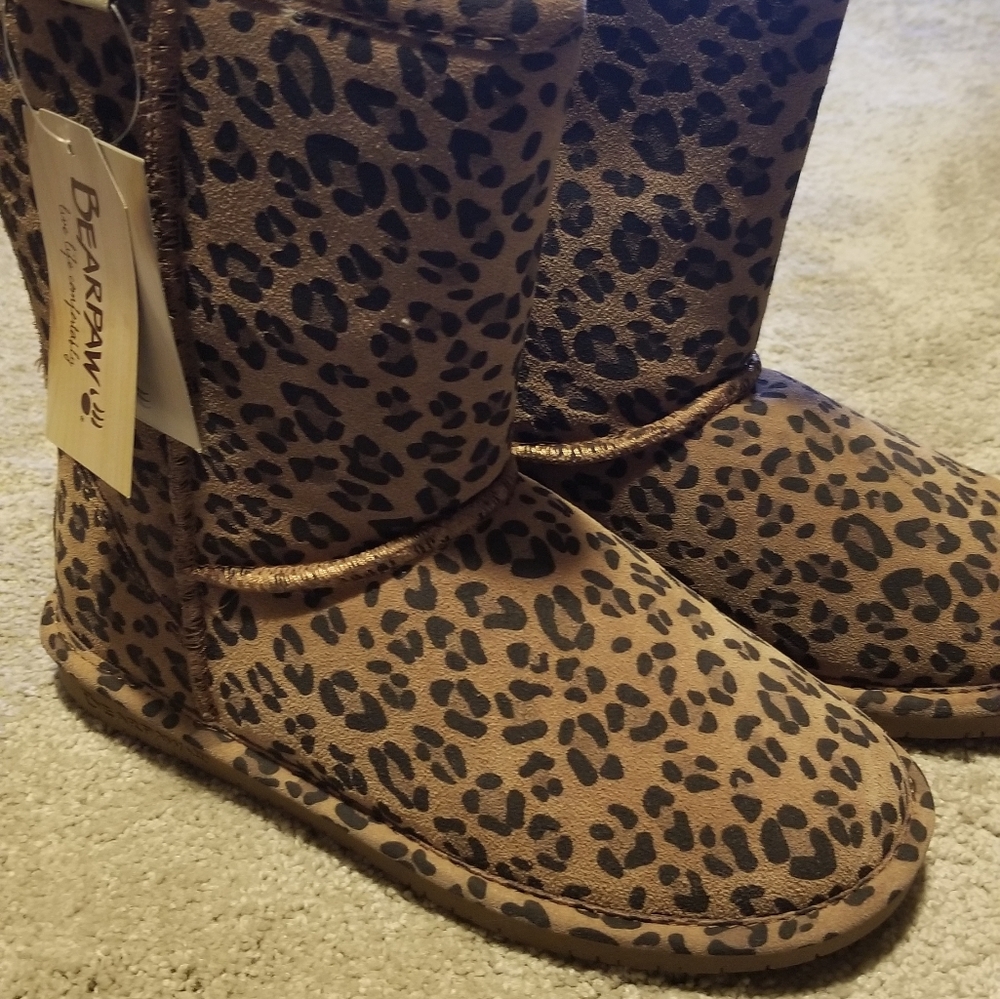 SOLD - NWT BearPaw boot